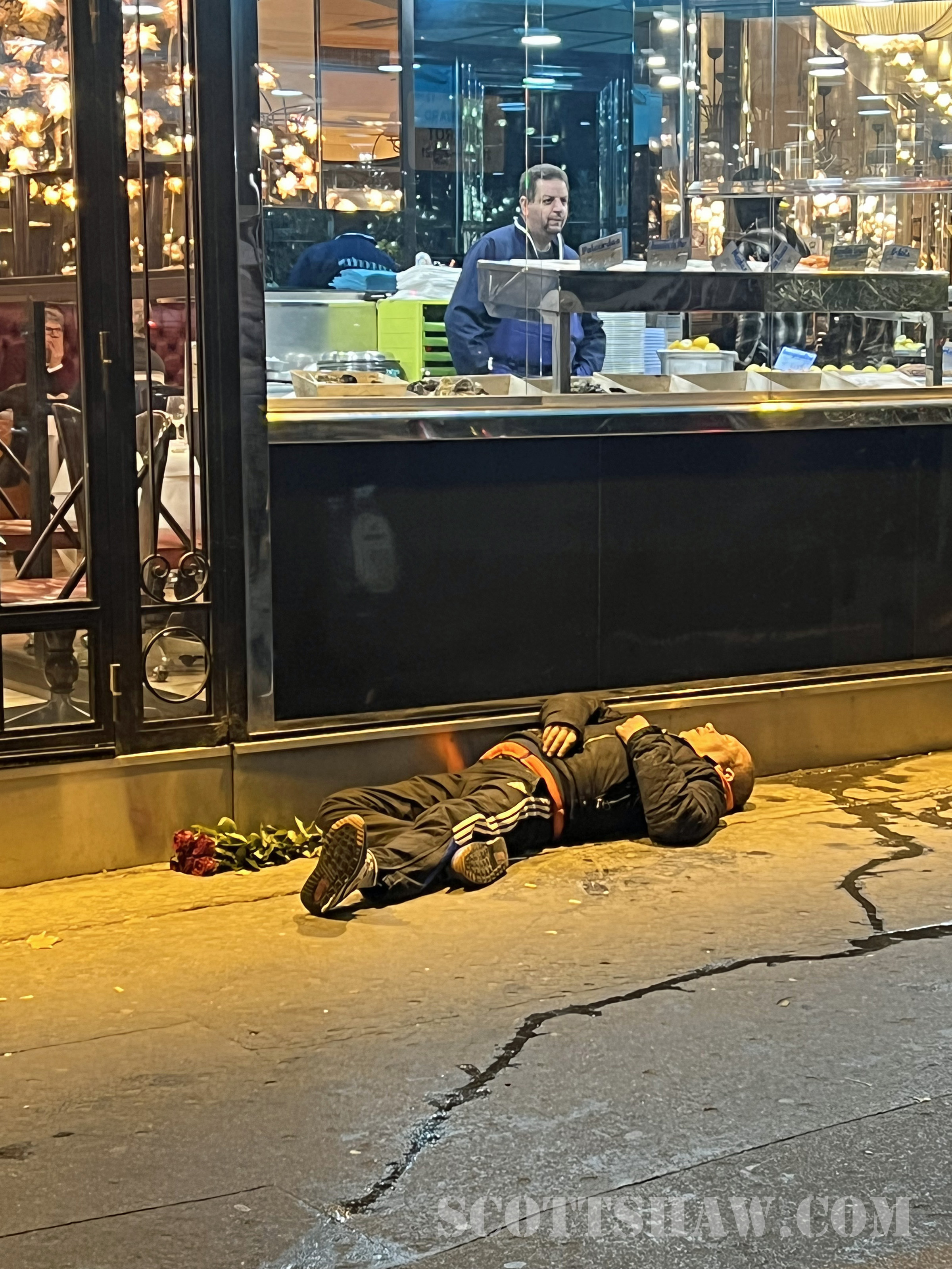  Saturday night in Paris. 